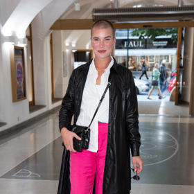 Účastnice reality show Survivor Žaneta Skružná premiéru rovněž rozsvítila. Oblékla široké kalhoty v trendy barvě Viva Magenta.