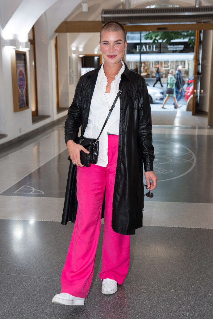 Účastnice reality show Survivor Žaneta Skružná premiéru rovněž rozsvítila. Oblékla široké kalhoty v trendy barvě Viva Magenta.