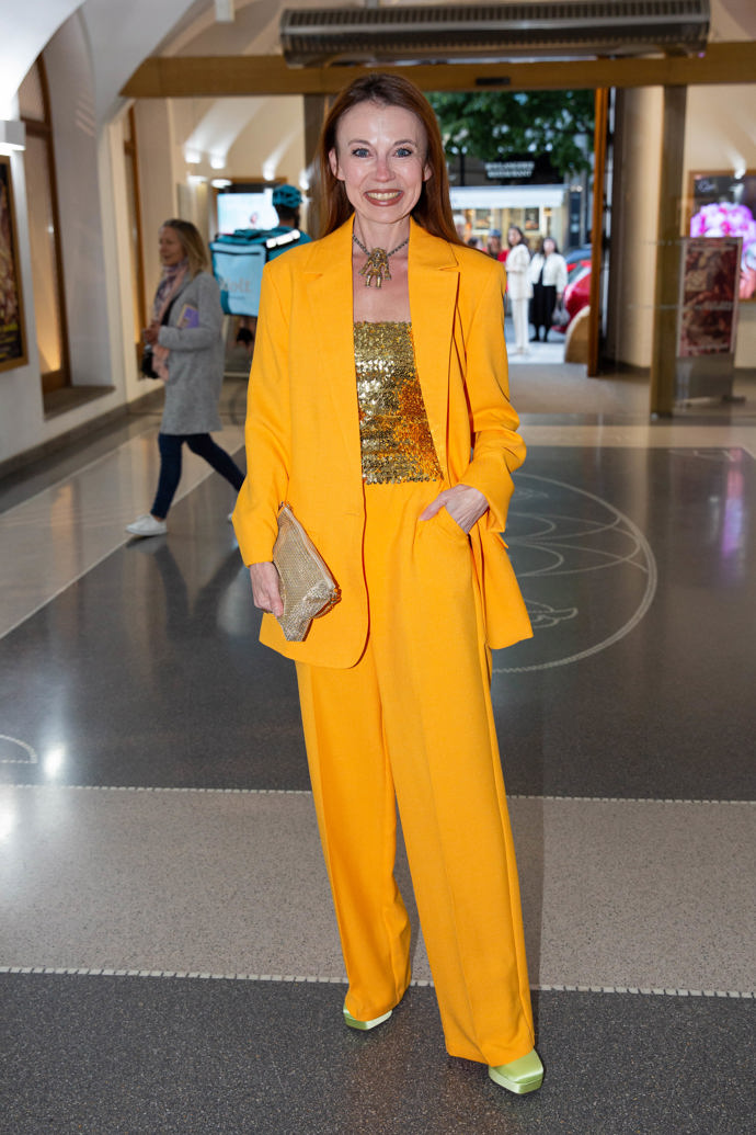 Herečka Bára Fišerová vypadala ve žlutém kostýmku jako sluníčko. Doplnila jej navíc flitrovým topem a výrazným náhrdelníkem.