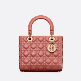 Paleta barev je široká a zahrnuje nadčasové i módní odstíny.