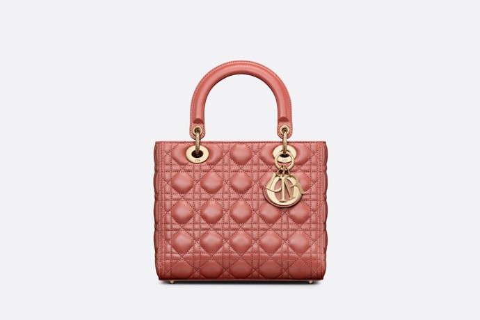 Paleta barev je široká a zahrnuje nadčasové i módní odstíny.