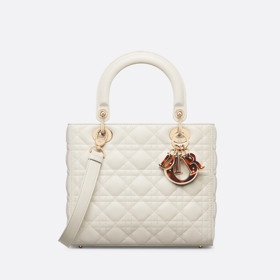 Stejně okouzlující je i v odstínu Latte. Cena: 140 000 Kč