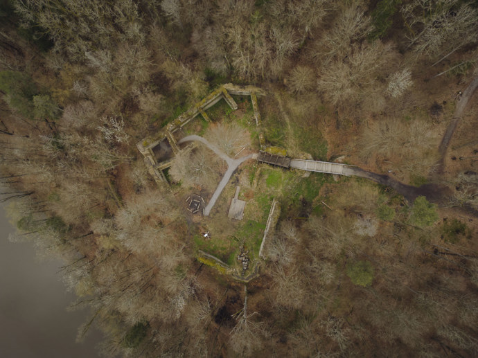 Navštívit můžete Karlův Hrádek, tedy pozůstatky původně reprezentativního sídla, které tu nechal český král a římský císař v polovině 14. století vystavět.