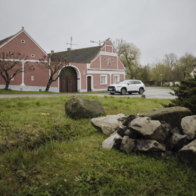 V tipech na výlety po jižních Čechách najdete Zbudovská Blata, které se vyznačují barevnými chalupami.