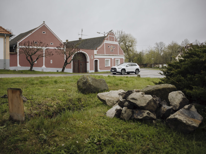 V tipech na výlety po jižních Čechách najdete Zbudovská Blata, které se vyznačují barevnými chalupami.