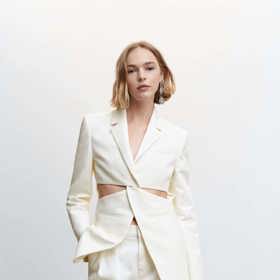 Zaujme neobvyklým zpracováním s průstřihy. Mango, 2 299 Kč