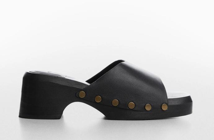 Tmavý odstín dřeváčků Mango (2 299 Kč) podtrhují kovové prvky.