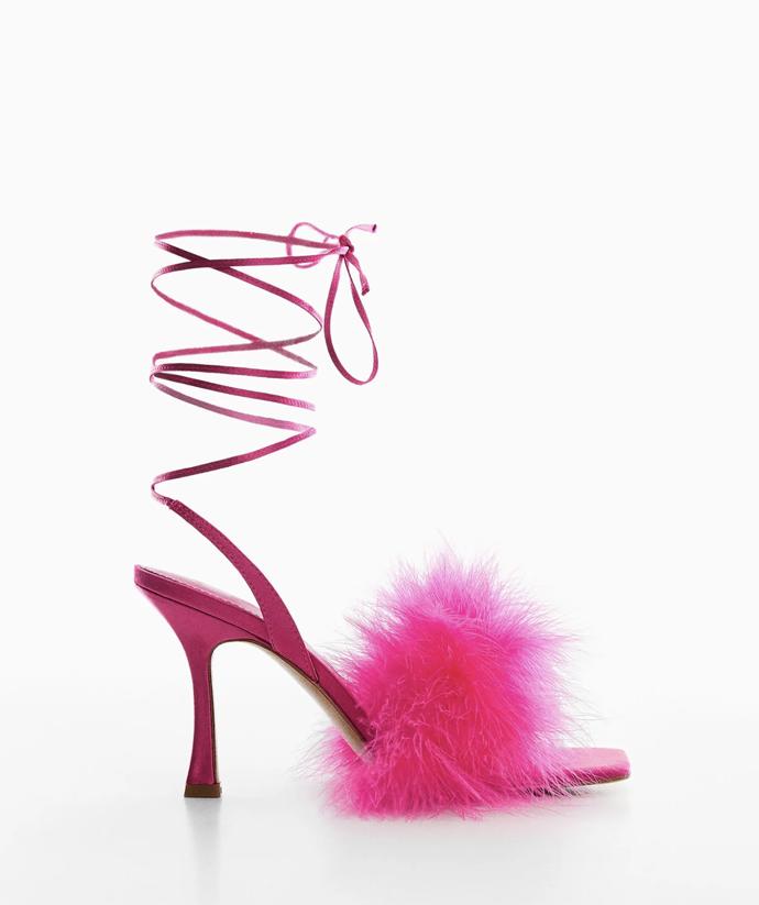 Peříčka patří k dalším trendům tohoto léta. V růžovém podání ideální parafráze na budoir styl, který sluší Barbie a bude slušet i vám. Mango, 2 299 Kč