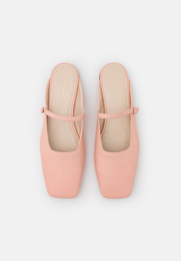 Luxusní mules, tedy pantofle s odhalenou patou ve stylu balerín. Mansur Gavriel, 8 690 Kč