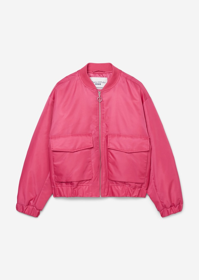 Minimalistický bomber ve fuchsiovém tónu. Marc O'Polo, 3 499 Kč