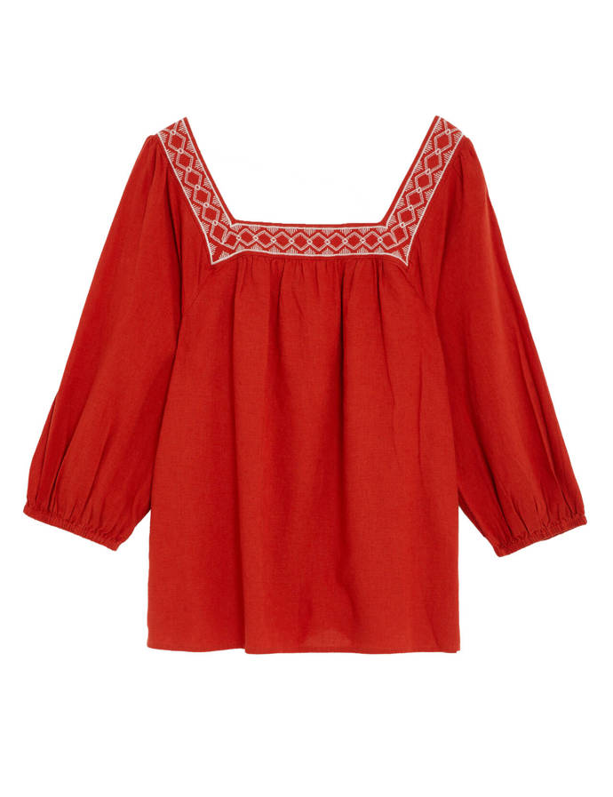 Jednoduché, ale nepřehlédnutelné. Drobné vyšívané prvky umí upoutat pozornost, stejně jako bordura na halence Marks&Spencer za 1 199 Kč.