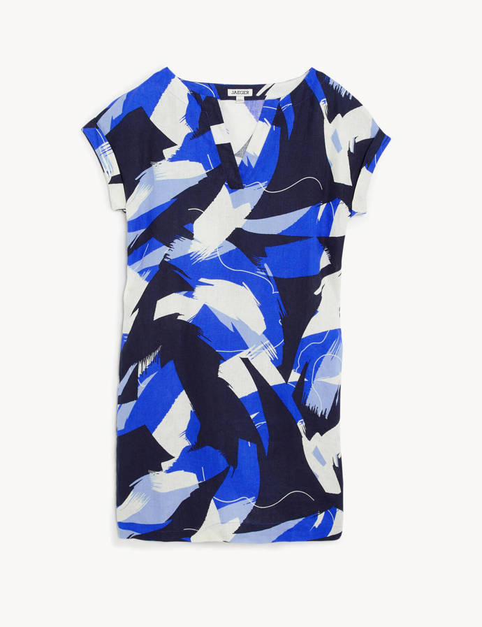 I šatům z čistého lnu sluší výrazné vzory. Dokazují to i ty z luxusní kolekce Jaeger značky Marks&Spencer, 4 899 Kč.