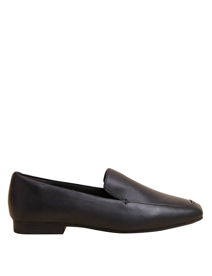 Sigourney Weaver zjevně není příznivkyní vysokých podpatků. Aby ne, se svou výškou je ani nepotřebuje, proto svůj model doladila pohodlnými  (a trendy) mokasíny. Vy zkuste podobný model, kožené mokasíny Marks&Spencer za  1 599 Kč.