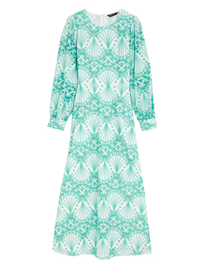 Oblíbená madeira vyšívaná v odlišném tónu mentolové barvy, to jsou midi šaty Marks&Spencer za 2 199 Kč.