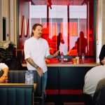 Přemek Forejt vysvětluje, že burgery ladil k dokonalosti tak, aby obsahovaly kvalitní suroviny, ale zároveň se daly koupit za dobrou cenu.