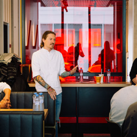 Přemek Forejt vysvětluje, že burgery ladil k dokonalosti tak, aby obsahovaly kvalitní suroviny, ale zároveň se daly koupit za dobrou cenu.