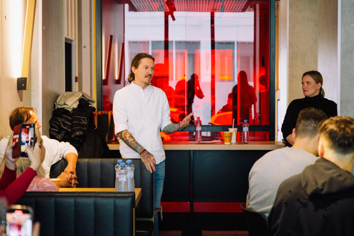 Přemek Forejt vysvětluje, že burgery ladil k dokonalosti tak, aby obsahovaly kvalitní suroviny, ale zároveň se daly koupit za dobrou cenu.