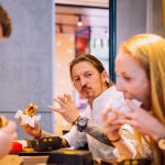 Šéfkuchař Přemek Forejt představil veřejnosti dva Maestro burgery, které jsou v prodeji v limitované edici od 17. května.