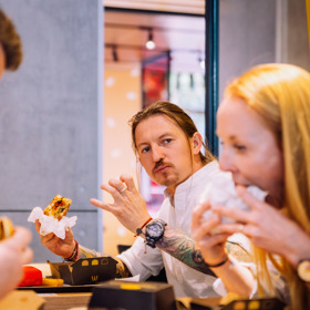 Šéfkuchař Přemek Forejt představil veřejnosti dva Maestro burgery, které jsou v prodeji v limitované edici od 17. května.