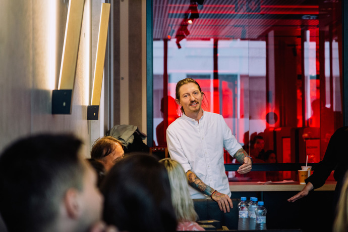 Forejt prý nejprve váhal, zda se neinspirovat českou klasikou, jako je vepřo-knedlo-zelo, ale nakonec se rozhodl pro kombinaci surovin, která mu v burgerech vyhovuje a chutná.