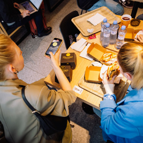 Burgery se připravují ve dvou verzích - hovězí se sýrem raclette nebo kuřecí.