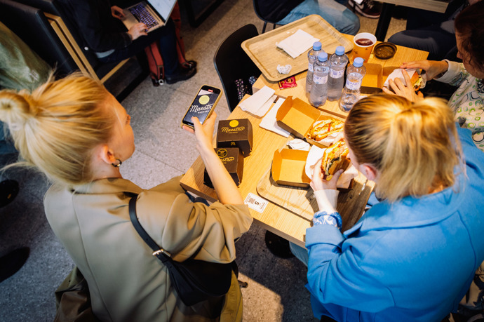 Burgery se připravují ve dvou verzích - hovězí se sýrem raclette nebo kuřecí.