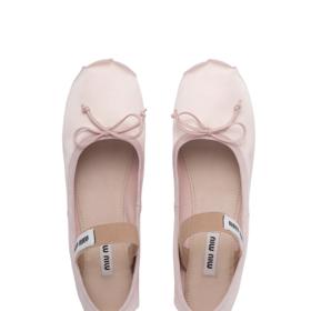 Baleríny ve stylu baletních piškotů. Miu Miu, 810 eur