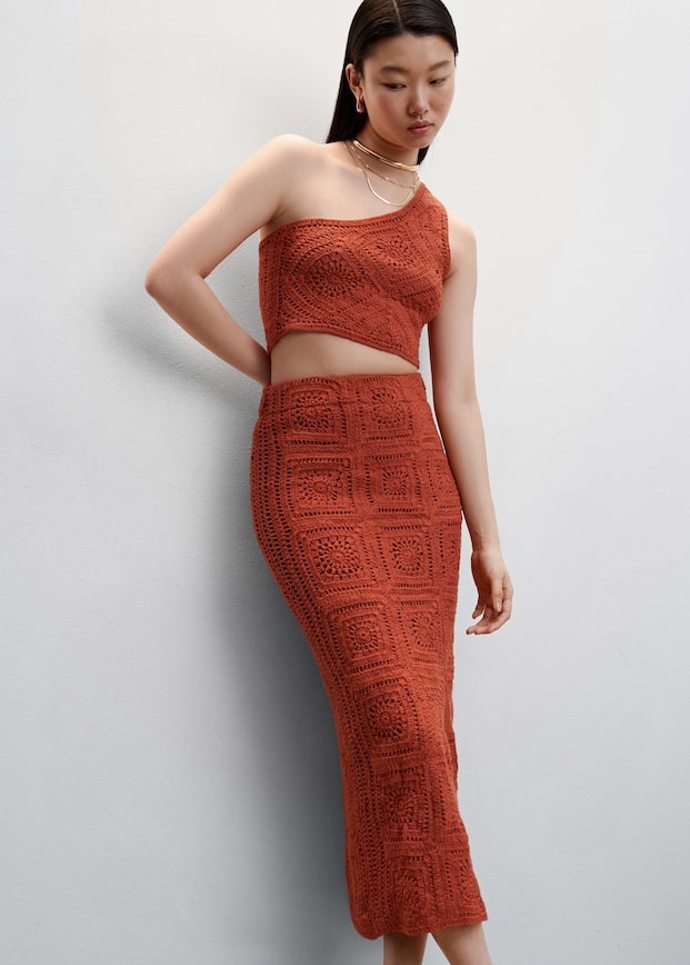 Háčkovaný komplet Mango zaujme inovátorským přístupem ke stylingu topu (1 299 Kč) a sukně (2 999 Kč).