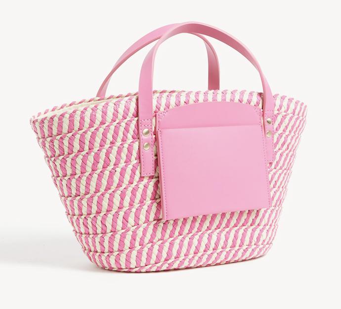Sladce růžový proutěný košík pořídíte v obchodě Marks&Spencer za 1 499 Kč.
