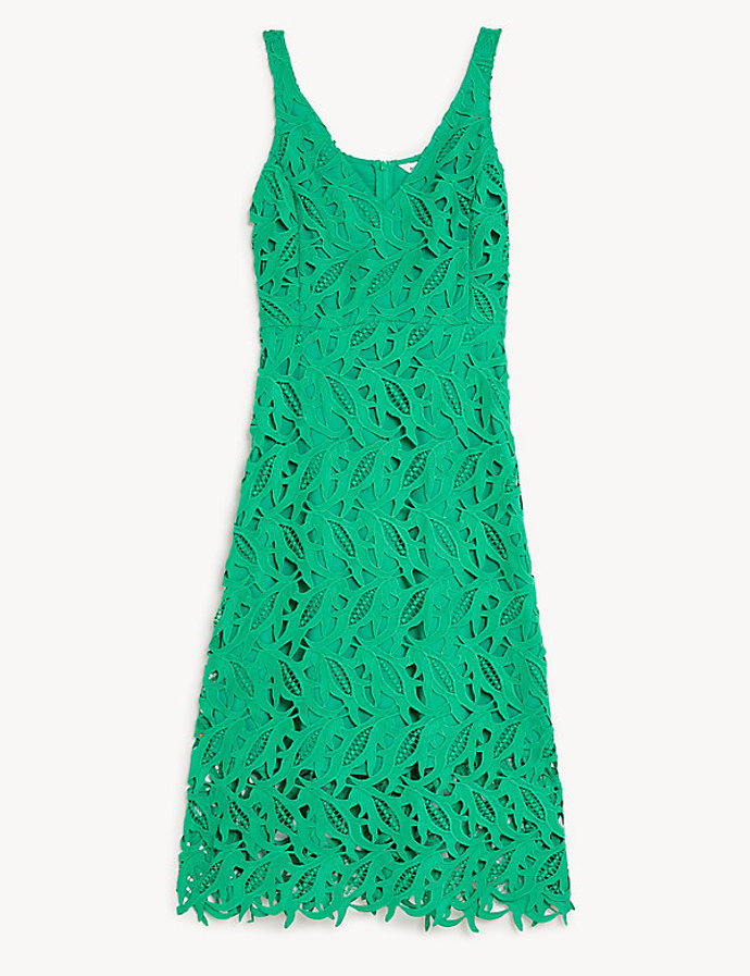 Stejně okouzlující umí být madeira i v dalších tónech sympatizujících s jarním obdobím. Marks&Spencer, 3 299 Kč