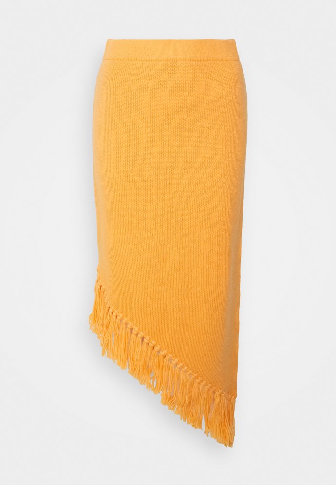 Asymetrie z úpletu, okořeněná trendy třásněmi. NA-KD, 1 680 Kč