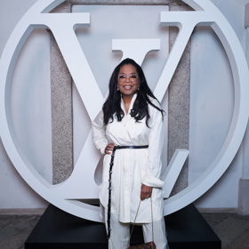 V bílém setu košile a kalhot dorazila americká moderátorka Oprah Winfrey.