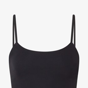 Stejně tak vám v pouliční baletní výbavě nesmí chybět crop top s úzkými ramínky. Oysho, 599 Kč