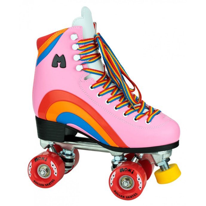 Žádná Barbie se neobejde bez páru stylových retro kolečkových bruslí. A co vy? Zkusíte to také? Moxi Rollers, 3 200 Kč