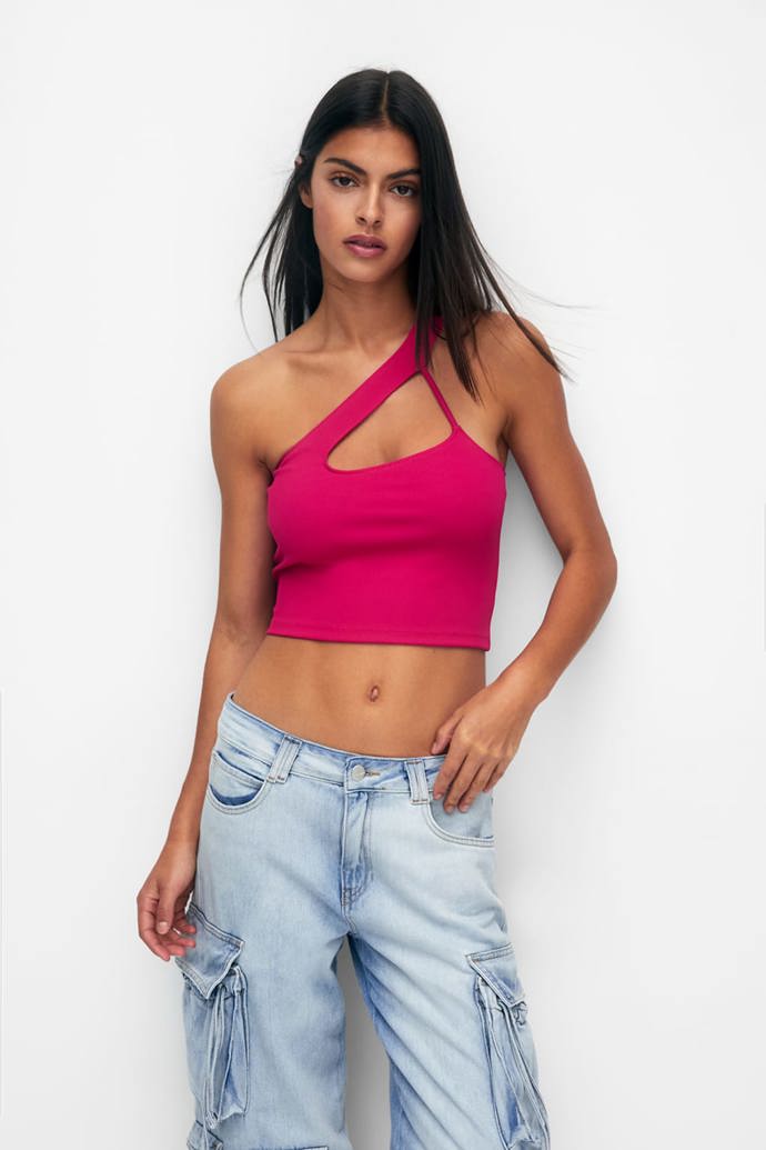 Asymetrie topů nabízí možnost hrát si s variabilitou nepravidelnosti. Pull&Bear, 399 kč.