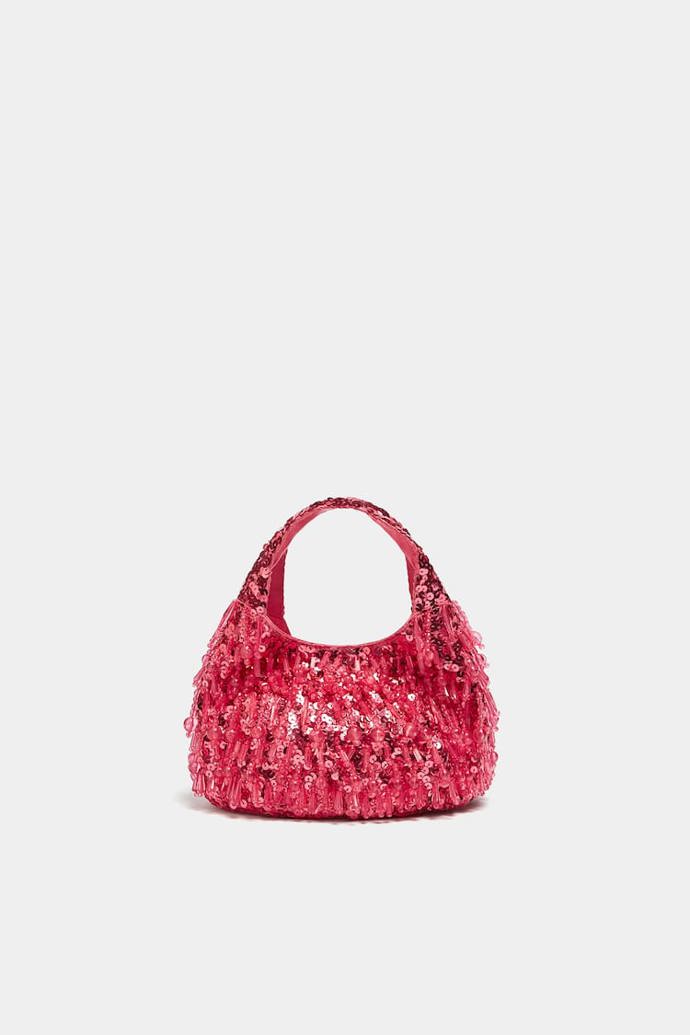 Kabelky pošité korálky patří k absolutnímu letošnímu must have.  Mini kabelka Pull&Bear využívá líbivosti korálků i flitrů. Cena: 999 Kč