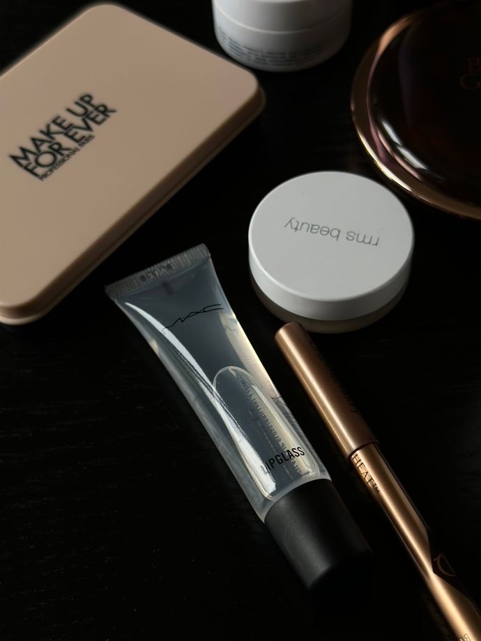 V Nikolině výbavě nechybí ani další produkty značky M.A.C, jako například průhledný lesk na rty.