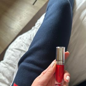 Její oblíbenou červenou rtěnkou je M.A.C – Locked Kiss Ink v odstínu Ruby True, která se nerozmaže ani při závodech. 