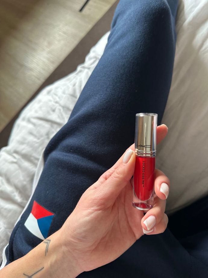 Její oblíbenou červenou rtěnkou je M.A.C – Locked Kiss Ink v odstínu Ruby True, která se nerozmaže ani při závodech. 