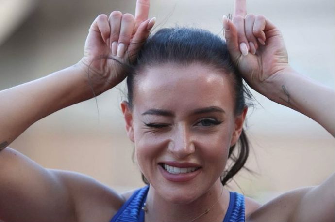 Typické pozávodní gesto Nikoly Bendové. Růžky ukazuje pravidelně. 