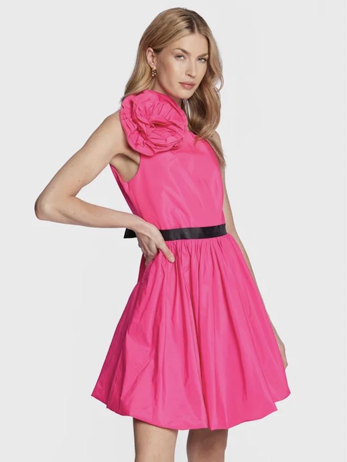 Bez přeslazených šatiček s výraznými prvky by se styl podle Barbie rozhodně neobešel. Šaty Pinko podtrhují kontrastní černé doplňky. Cena: 9 900 Kč