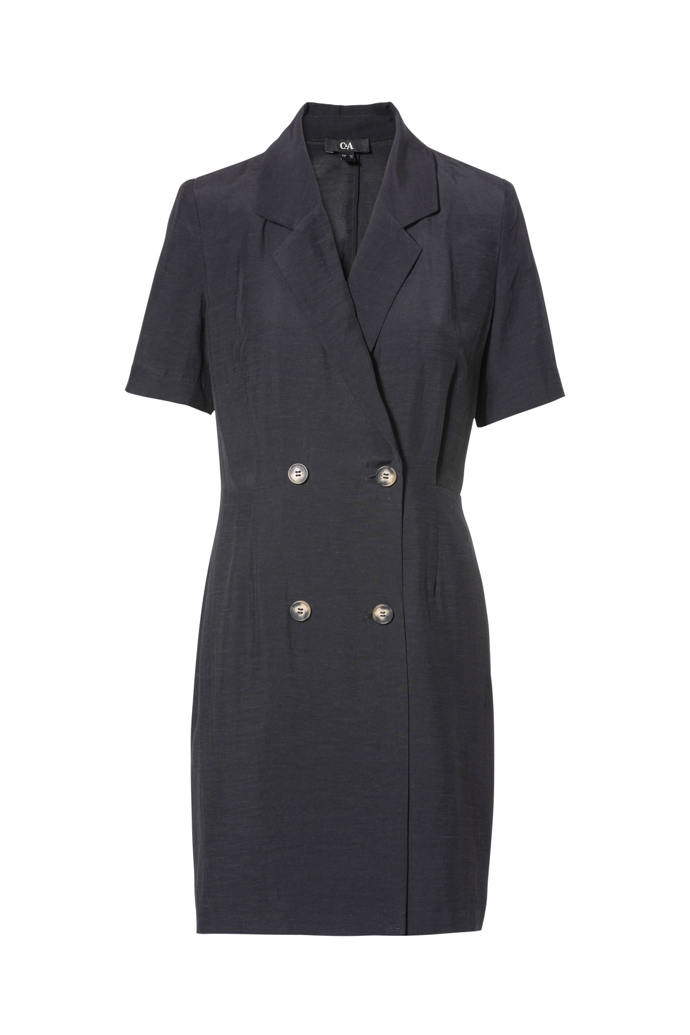 Lnu není zapovězena ani střihová klasika v podobě blejzrových šatů s dvouřadou optikou. Elegantní černá varianta šatů C&A za 1 298 Kč. K dostání pouze on-line.