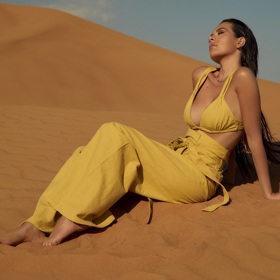 Sexy look v lněném kompletu harémových kalhot a podprsenkového topu Prettylittlething.