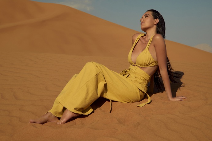 Sexy look v lněném kompletu harémových kalhot a podprsenkového topu Prettylittlething.