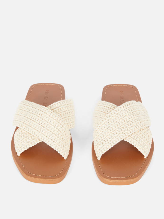 Zato háčkované sandálky, ty si budou rozumět s celou řadou vašich letních outfitů. Primark, 320 Kč