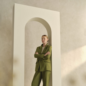 Jako základ dokonalého páru se stejně střiženými kalhotami. Primark, 780 Kč a 599 Kč