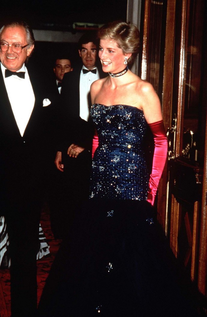 Legendární model rukavic, které v roce 1986 oblékla princezna Diana. Jakmile jejich snímky na vznešených rukou manželky následníky trůnu obletěly svět, zajistila si značka Cornelia James nesmrtelnost.