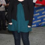 V tomto outfitu s barevnou čapkou dorazila v červnu roku 2008 na Late Show with Davida Lettermana. 