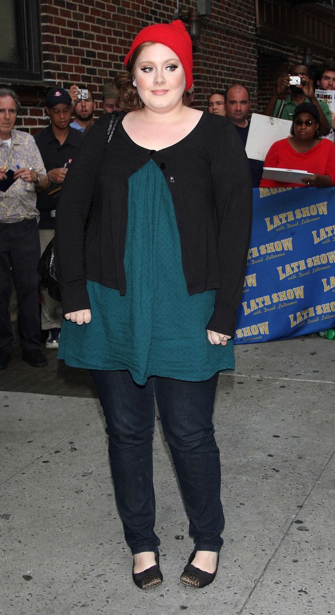 V tomto outfitu s barevnou čapkou dorazila v červnu roku 2008 na Late Show with Davida Lettermana. 