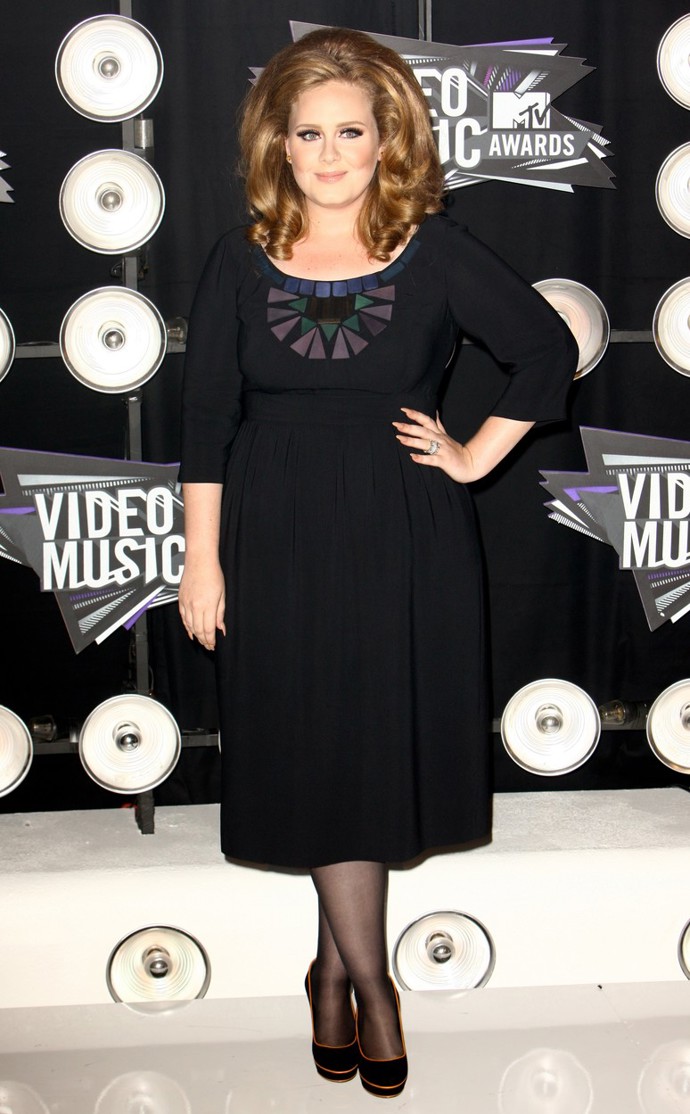 Adele je dlouhodobě věrná černé a také si potrpí na velkolepý vlasový styling, přesně jako na vyhlášení hudebních cen MTV Video Music Awards v roce 2011. Tam dorazila v midi šatech opět od návrhářky Barbary Tfank.